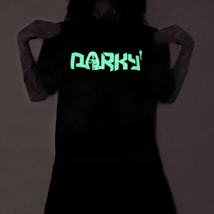 Darky' (brilha no escuro)